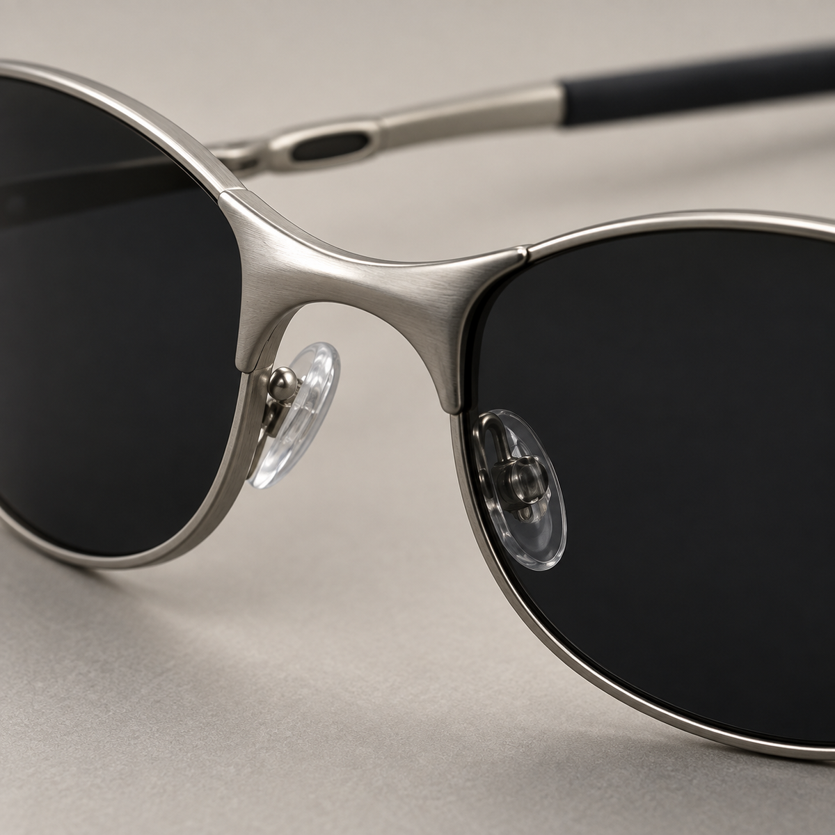 Rovello Polarized Sunglasses in Silver Gray - Bridge and clear nose pads detail