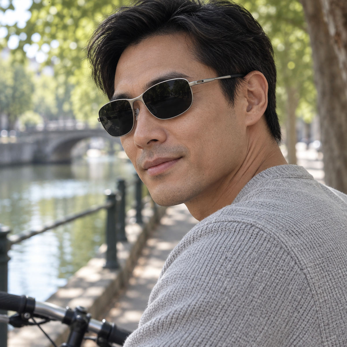 Rovello Polarized Sunglasses in Silver Gray - worn by a man